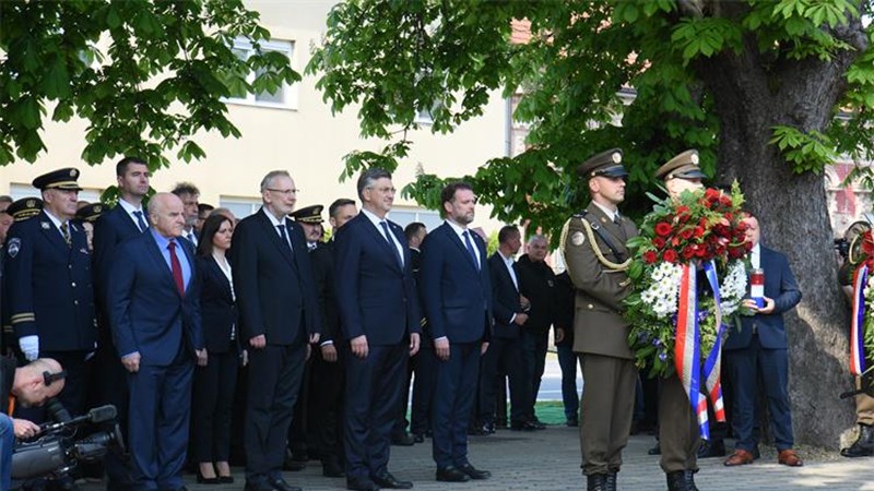 Plenković u Okučanima: Ovdje smo da se povijest i žrtva ne zaborave. Nastavljamo snažiti Hrvatsku vojsku i policiju